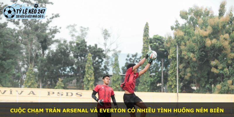 Cuộc chạm trán Arsenal và Everton có nhiều tình huống ném biên